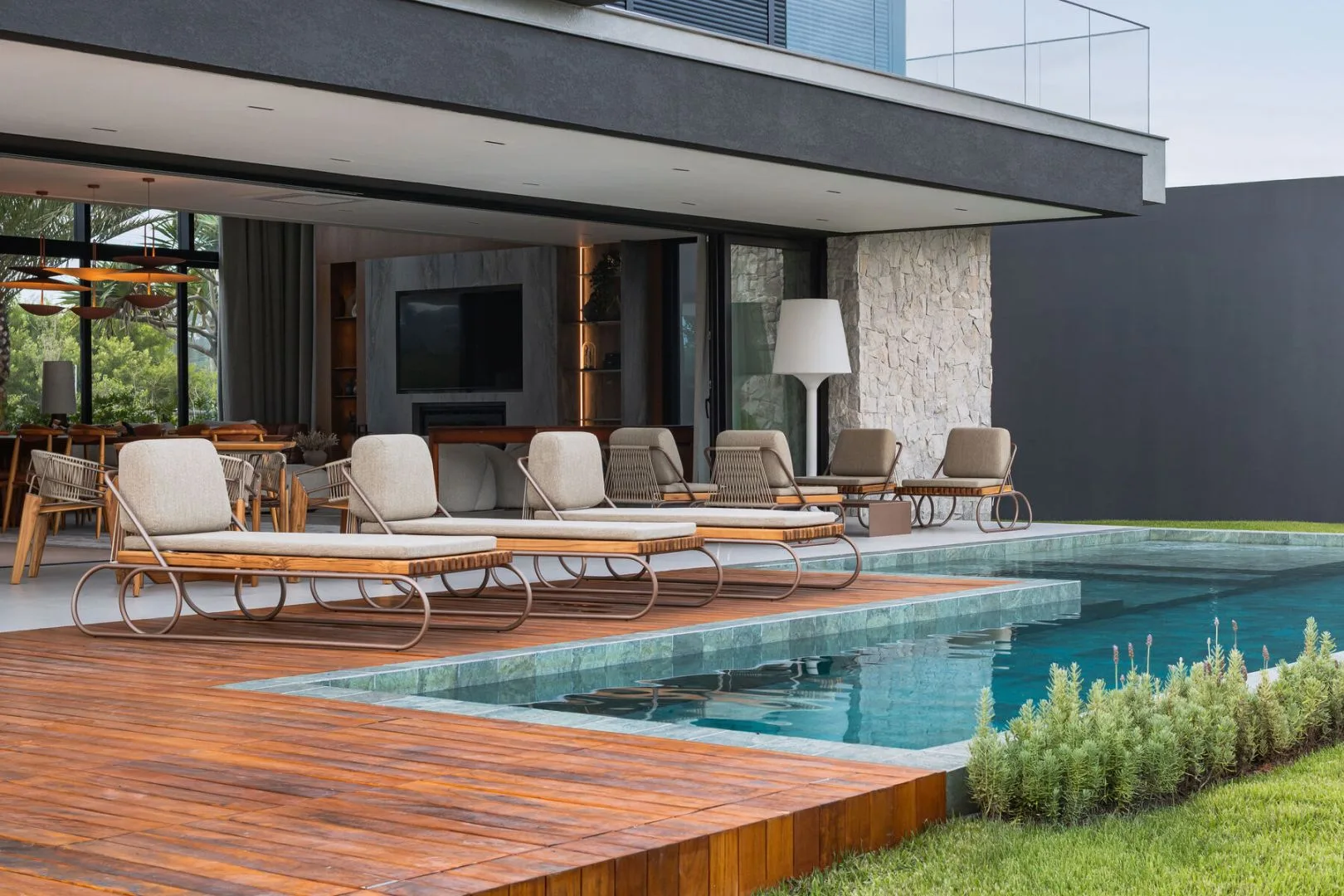 Externo piscina deck