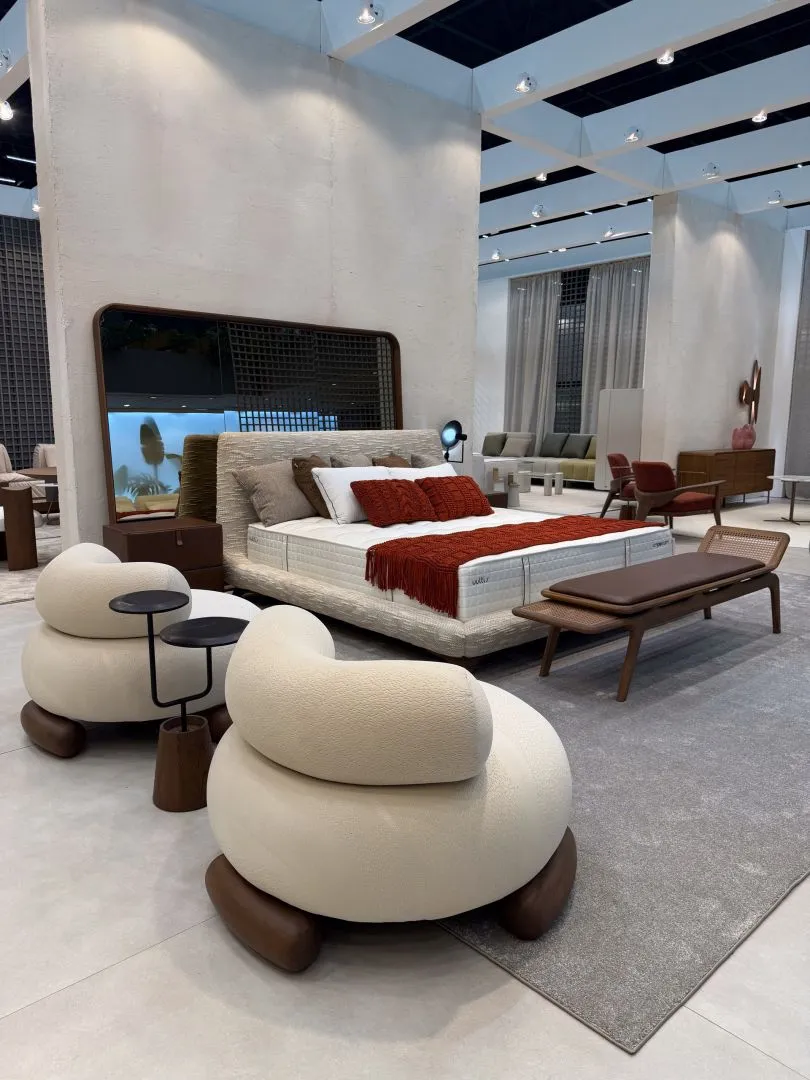 Quarto poltronas curvas